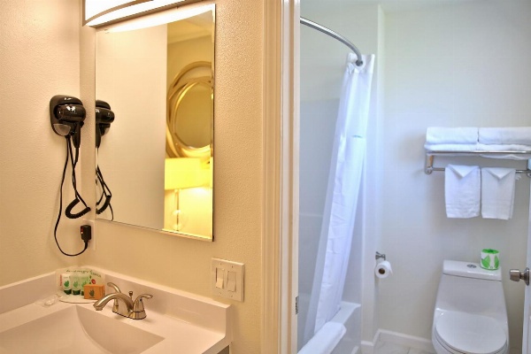 Travelodge by Wyndham Crescent City image 7